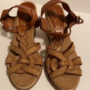 ANDRE ASSOUS GOLD/TAN SANDALS SZ 8
